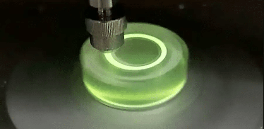 Напечатанный на 3D-принтере материал излучает зеленый свет под воздействием давления