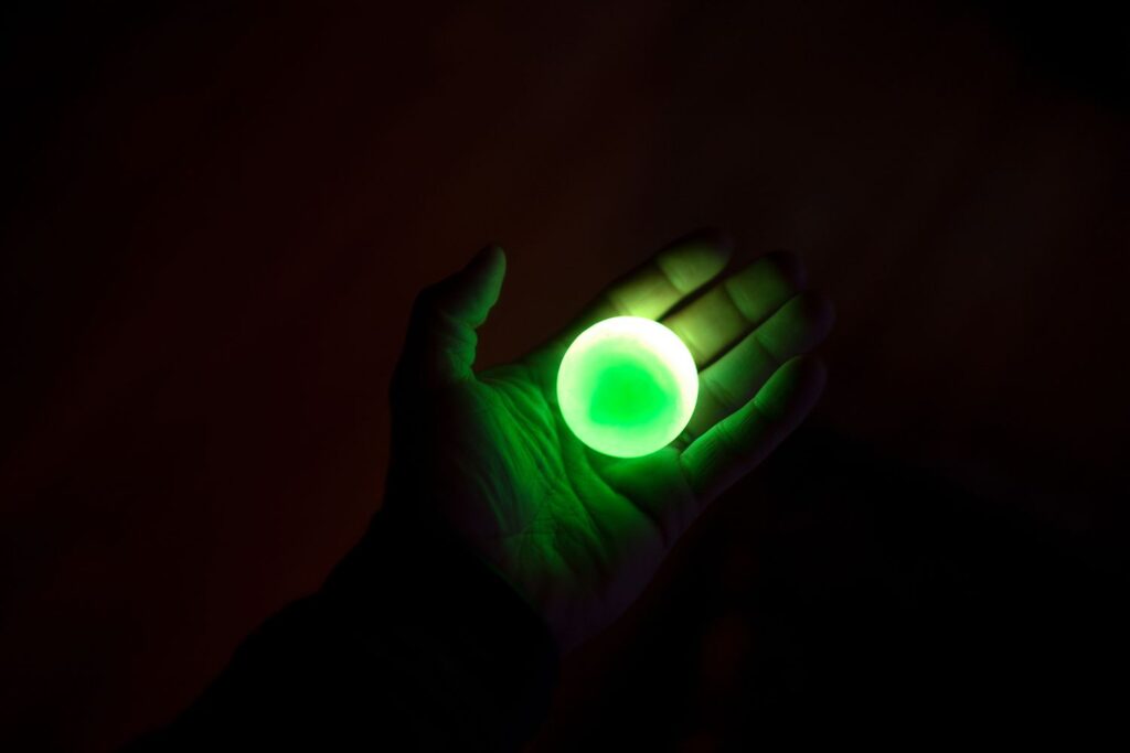 Напечатанный на 3D-принтере материал излучает зеленый свет под воздействием давления