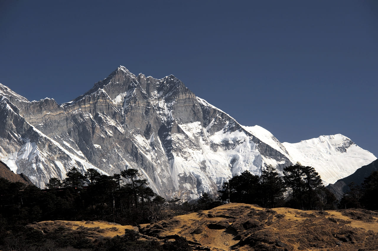 Какие горы самые высокие в мире. Гималаи Эверест Джомолунгма. Лхоцзе. Дхаулагири. Эверест самая высокая гора в мире.