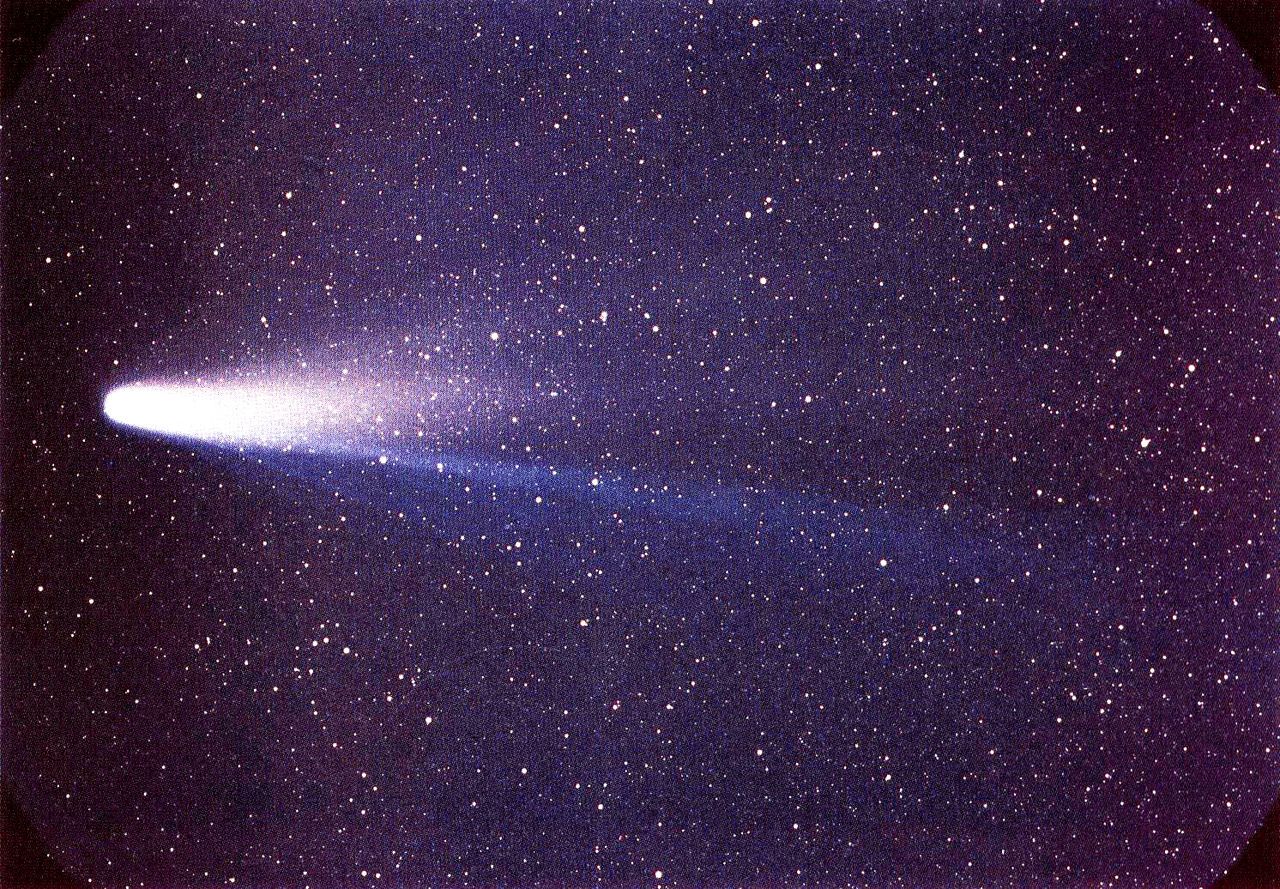 Почему хвосты большинства комет направлены от солнца