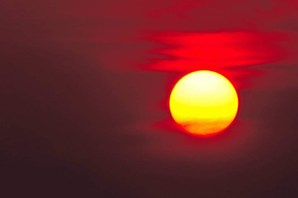 Солнце заходило красно. Красное солнце. Солнце на Красном фоне. Закат большое солнце. Солнце красного цвета.