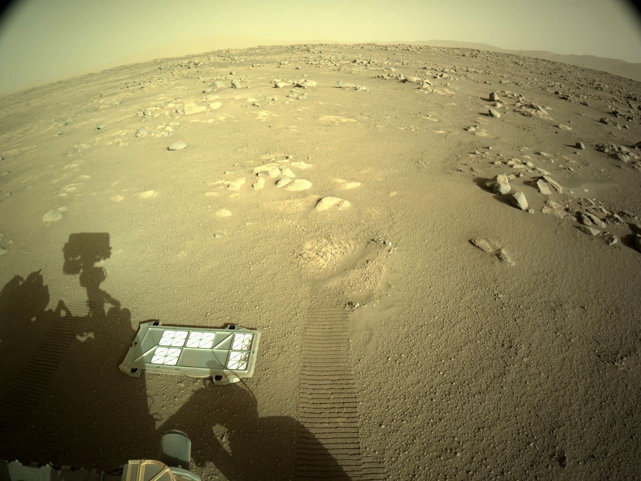 Море на сотни миль вокруг казалось пустынным. Марсоход perseverance. Марсоход засыпало песком. Радары по поиску внеземных ночью.
