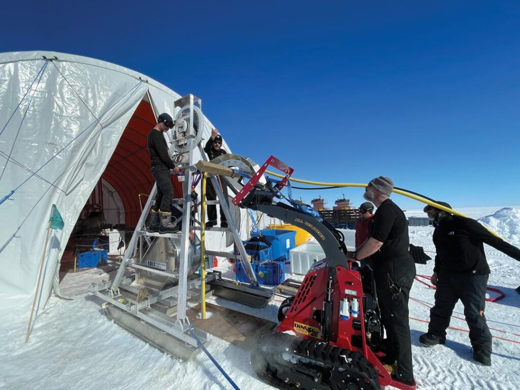 Невероятное открытие «скрытого мира» подо льдами Антарктиды