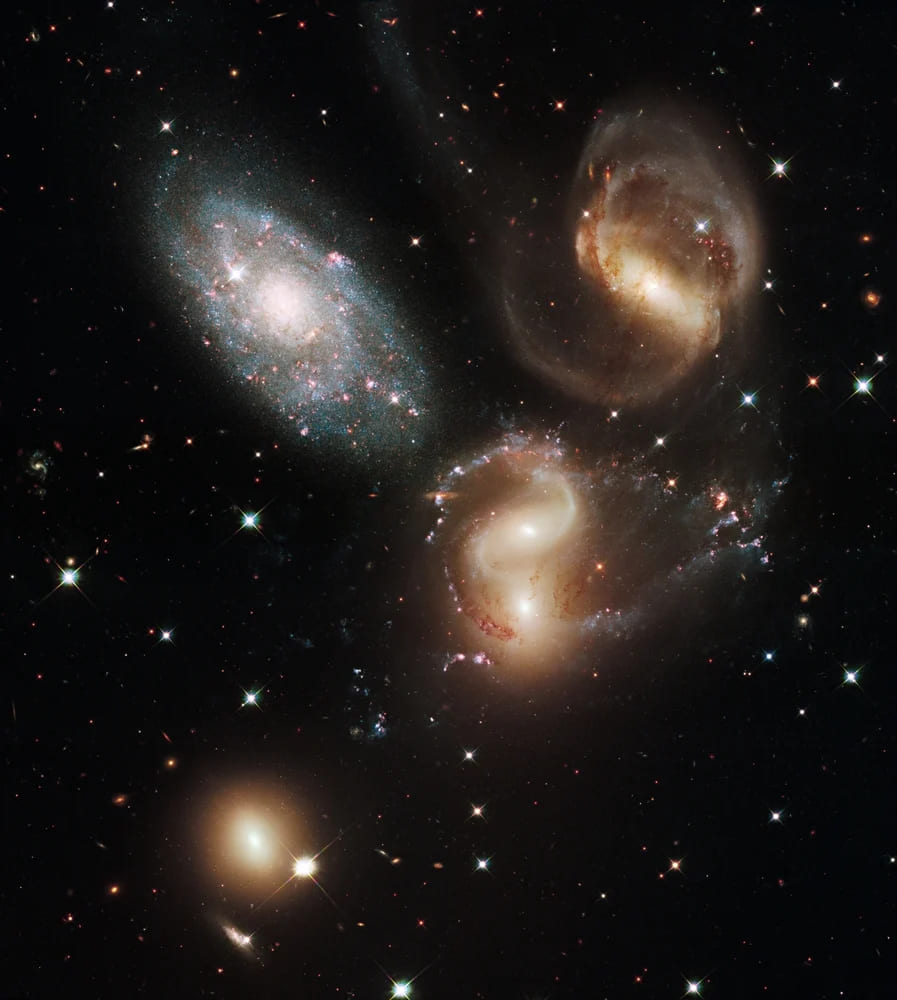 Что делает пекулярные галактики такими необычными?