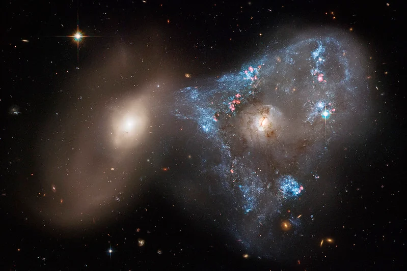 Что делает пекулярные галактики такими необычными?