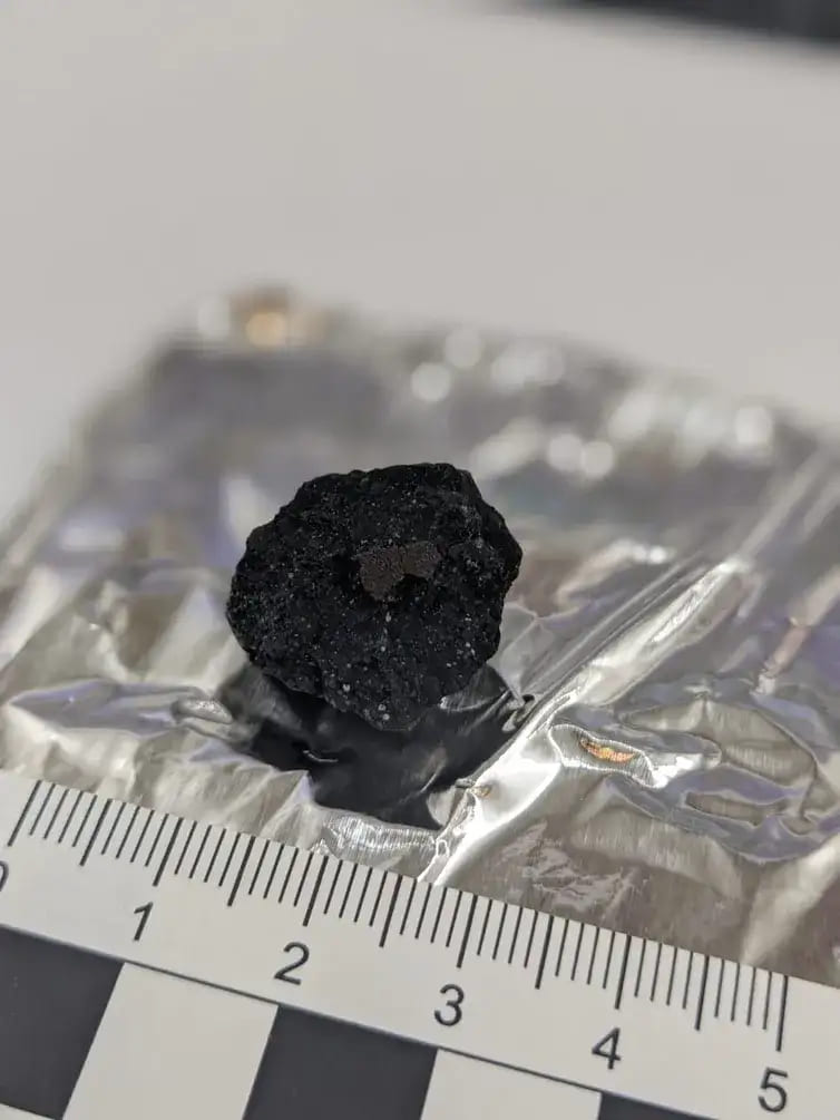 Впервые внутри метеорита обнаружена внеземная вода