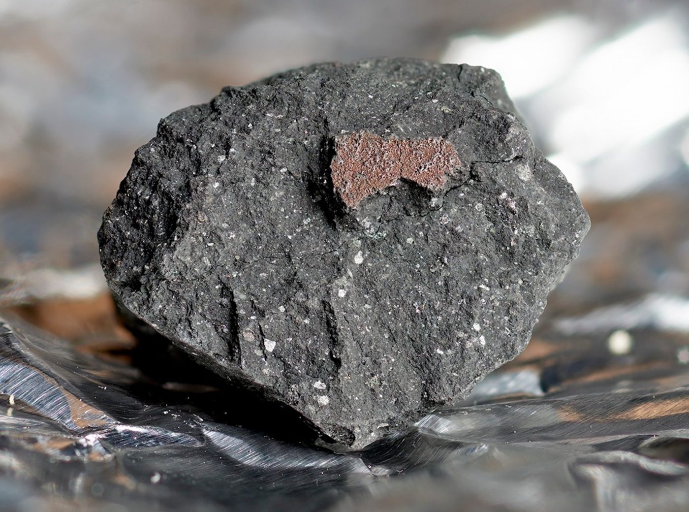 Впервые внутри метеорита обнаружена внеземная вода