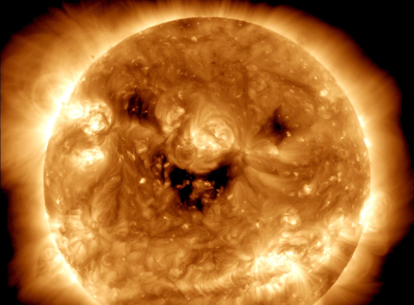 НАСА получило необычное изображение, на котором наша звезда "улыбается"
