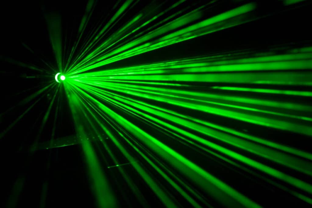 Впервые исследователи выстреливают и "ловят" отдельные атомы с помощью лазеров
