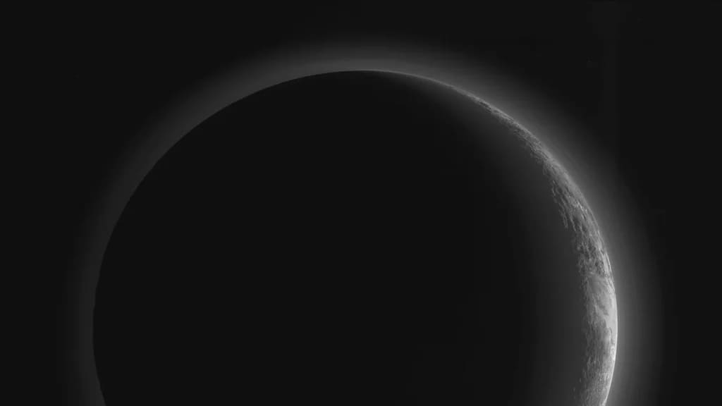 Если Плутон больше не является планетой, то только из-за этой небольшой детали