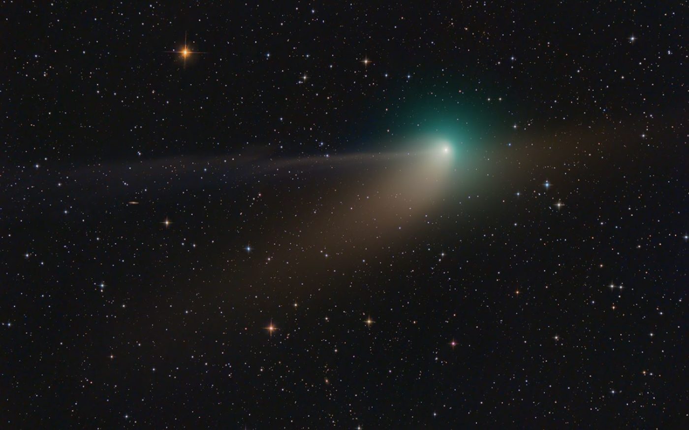 Редкая зеленая комета с "антихвостом" бросает вызов законам физики