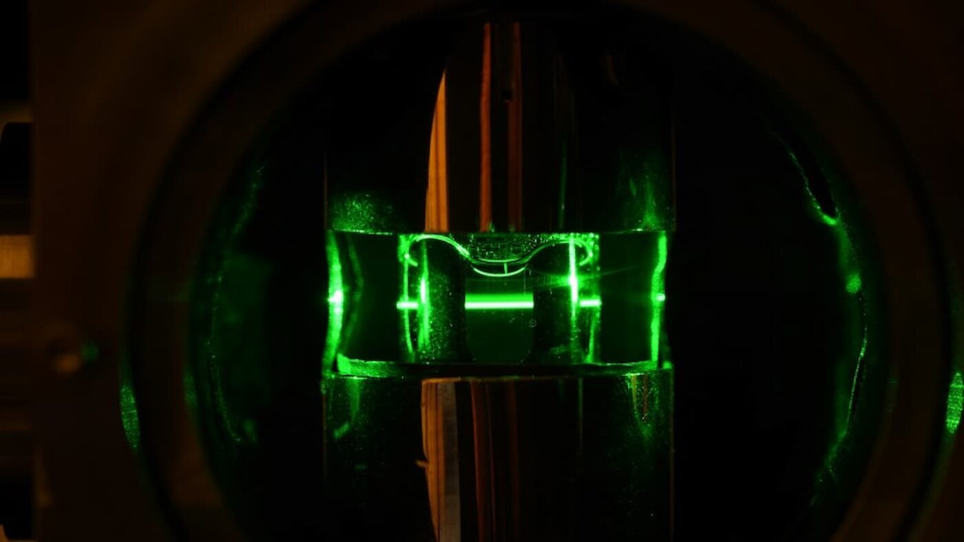 Ученые впервые наблюдали, как время течет в двух направлениях внутри стекла