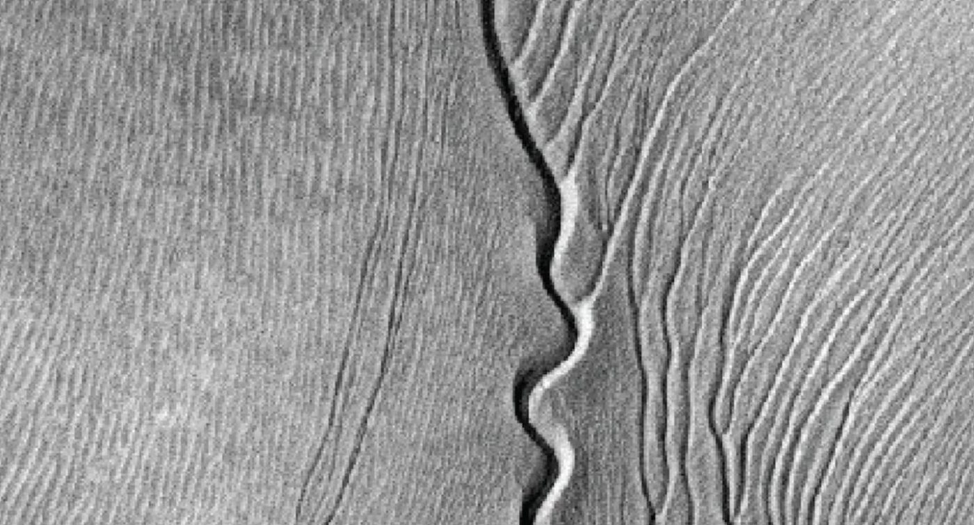 Инопланетяне или вода? Ученые раскрыли тайну образования червеобразных оврагов на Марсе