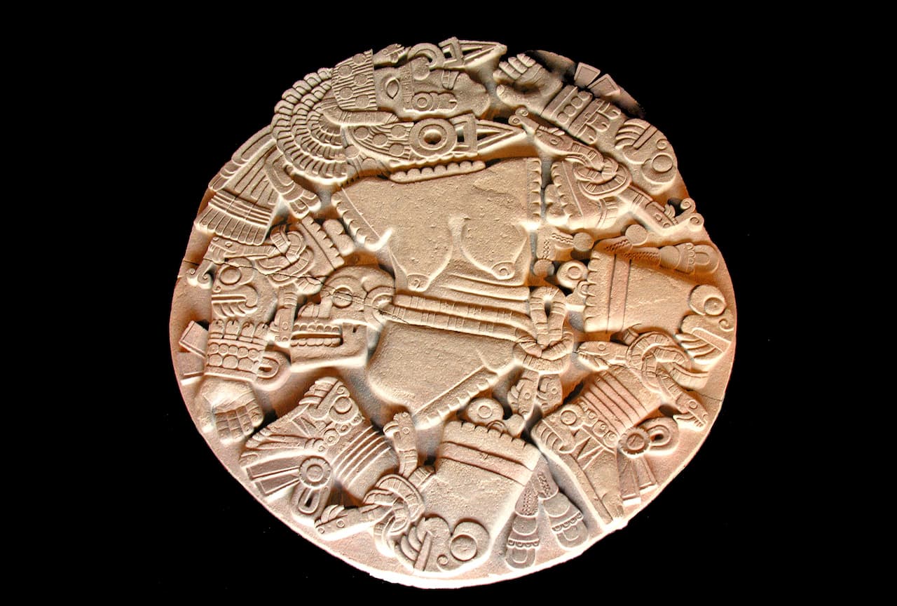 Камень Койольшауки: Как находка электриков открыла врата в мир ацтекских мифов