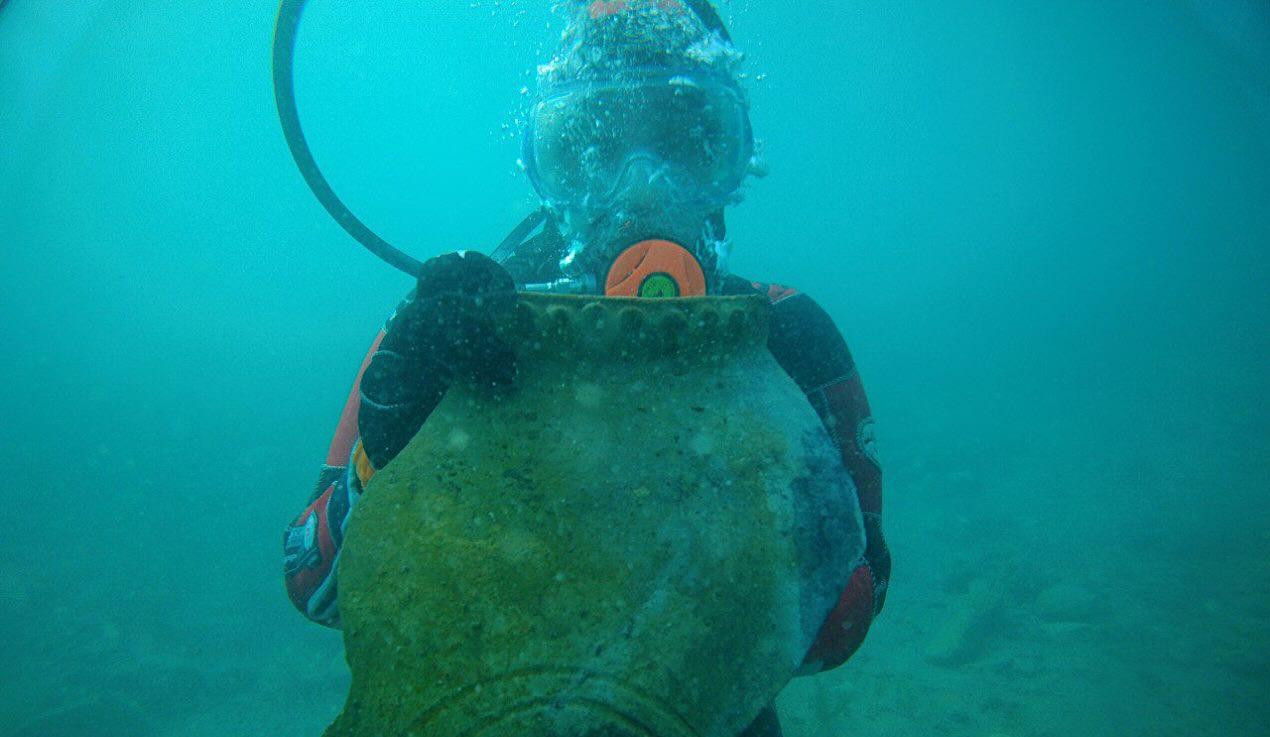 Российские археологи обнаружили на дне Иссык-Куля некрополь и постройки времен Шелкового пути