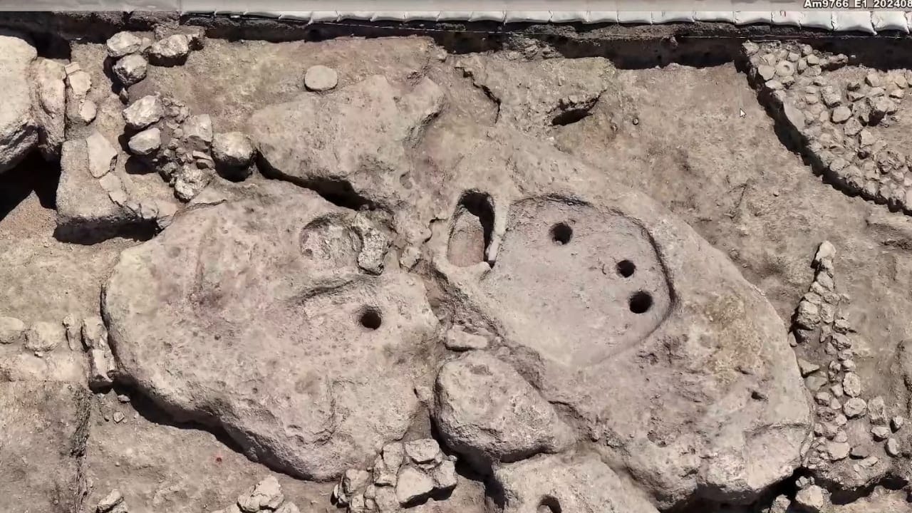 Древний винодельческий пресс и ритуальные подношения обнаружены на ханаанском культовом месте в Израиле