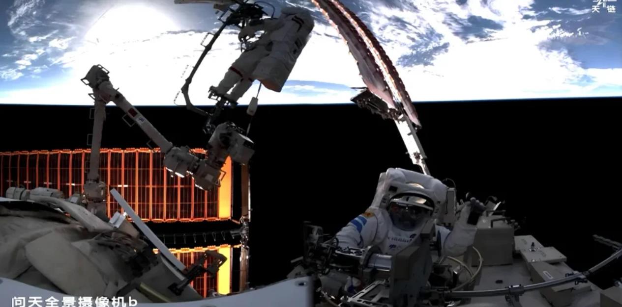 В ходе выхода в открытый космос тайконавты Китая впервые осмотрели повреждённый «Шэньчжоу-20»