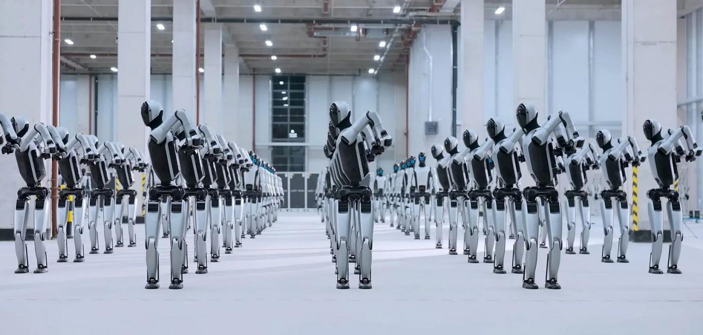 Видео с «армией» роботов Walker S2 разожгло дебаты о промышленных возможностях Китая