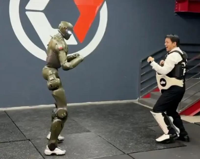Необычная демонстрация: человекоподобный робот EngineAI сбил с ног главу компании