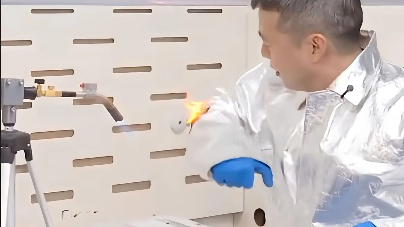 Новый огнестойкий материал из Китая успешно прошел испытание пламенем сварочной горелки