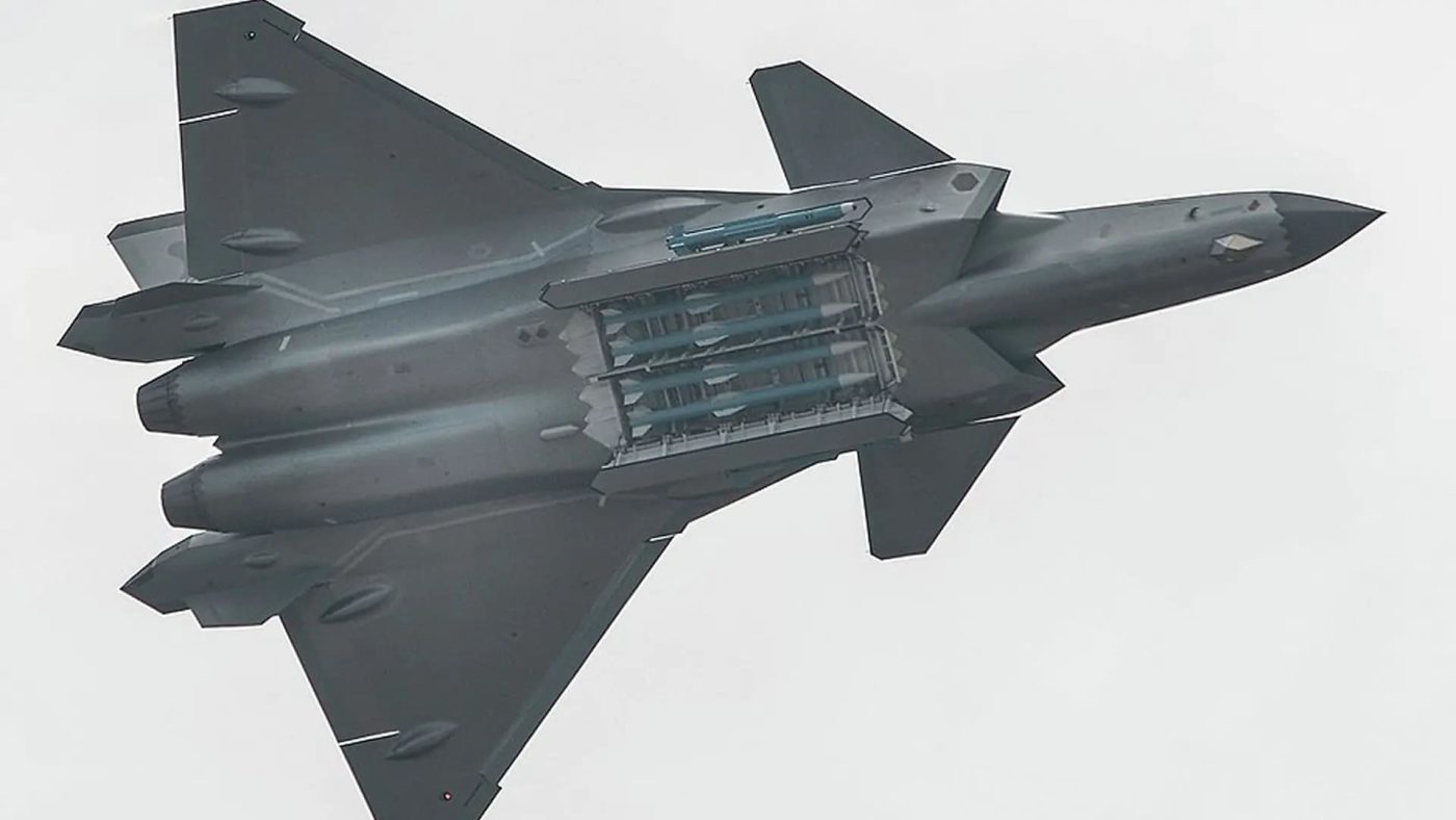 Китайский истребитель J-20 мог приблизиться к авиабазе Тайваня незамеченным
