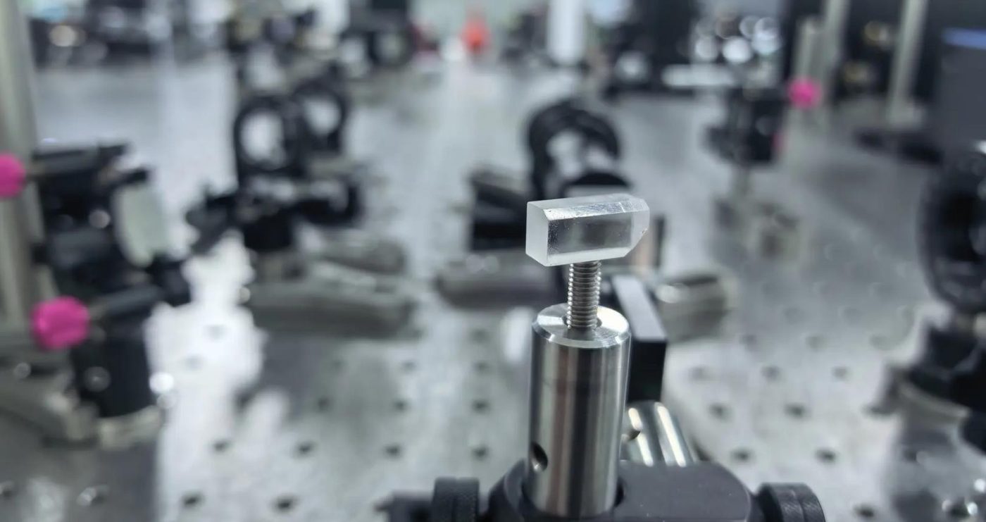 Китай создал самый коротковолновый в мире твердотельный лазер, используя новый кристалл