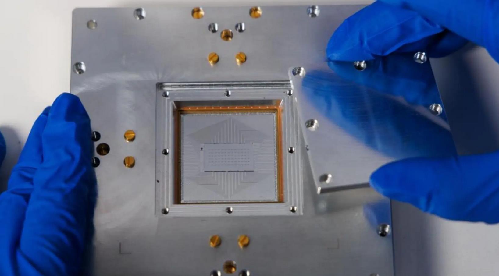 Китайские учёные научились замедлять квантовый хаос с помощью 78-кубитного процессора