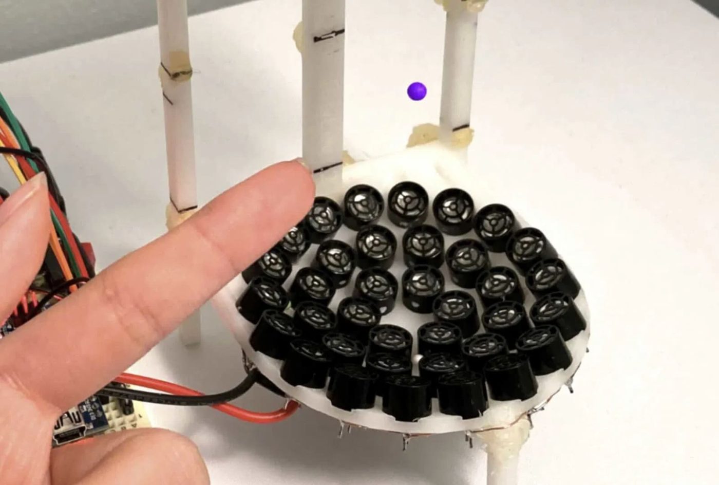 Учёные создали левитирующие временные кристаллы, бросающие вызов закону Ньютона