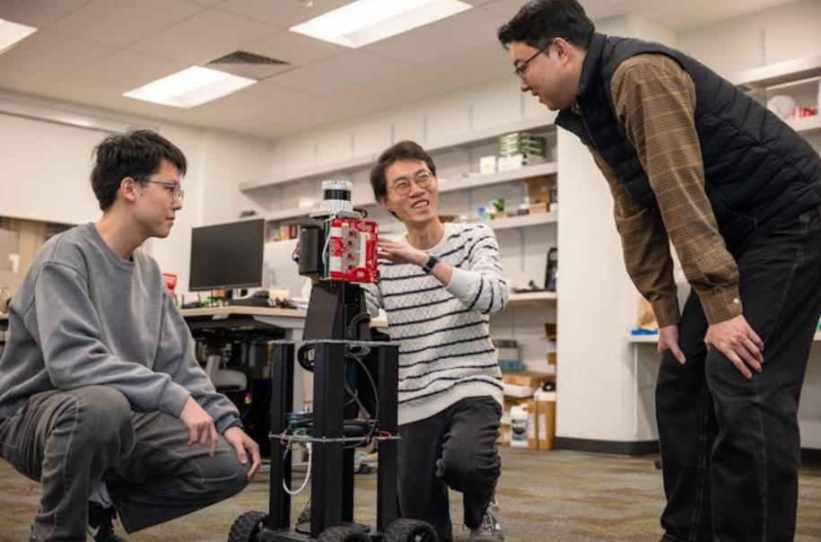 Инженеры разработали систему HoloRadar позволяющую роботам и беспилотным автомобилям видеть объекты за углами с помощью радиоволн